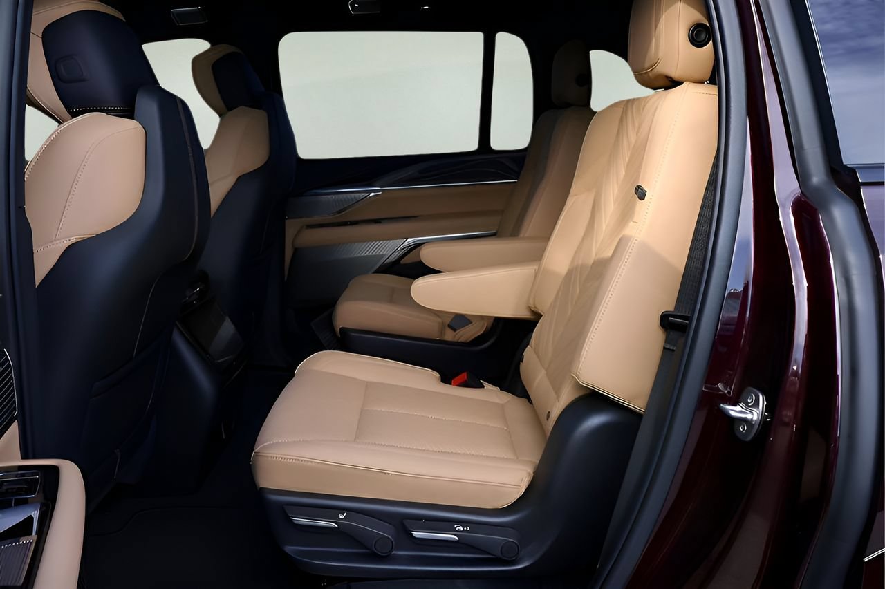 Certified 2025 Cadillac Escalade IQ Luxury 2 AWD/4WD image 13