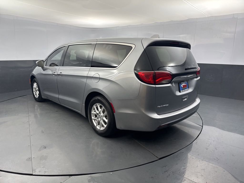 Used 2020 Chrysler Pacifica Touring image 3