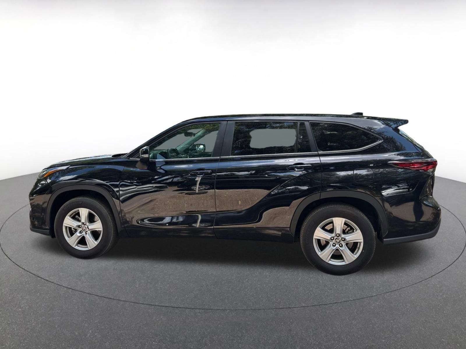 Used 2025 Toyota Highlander LE FWD image 4