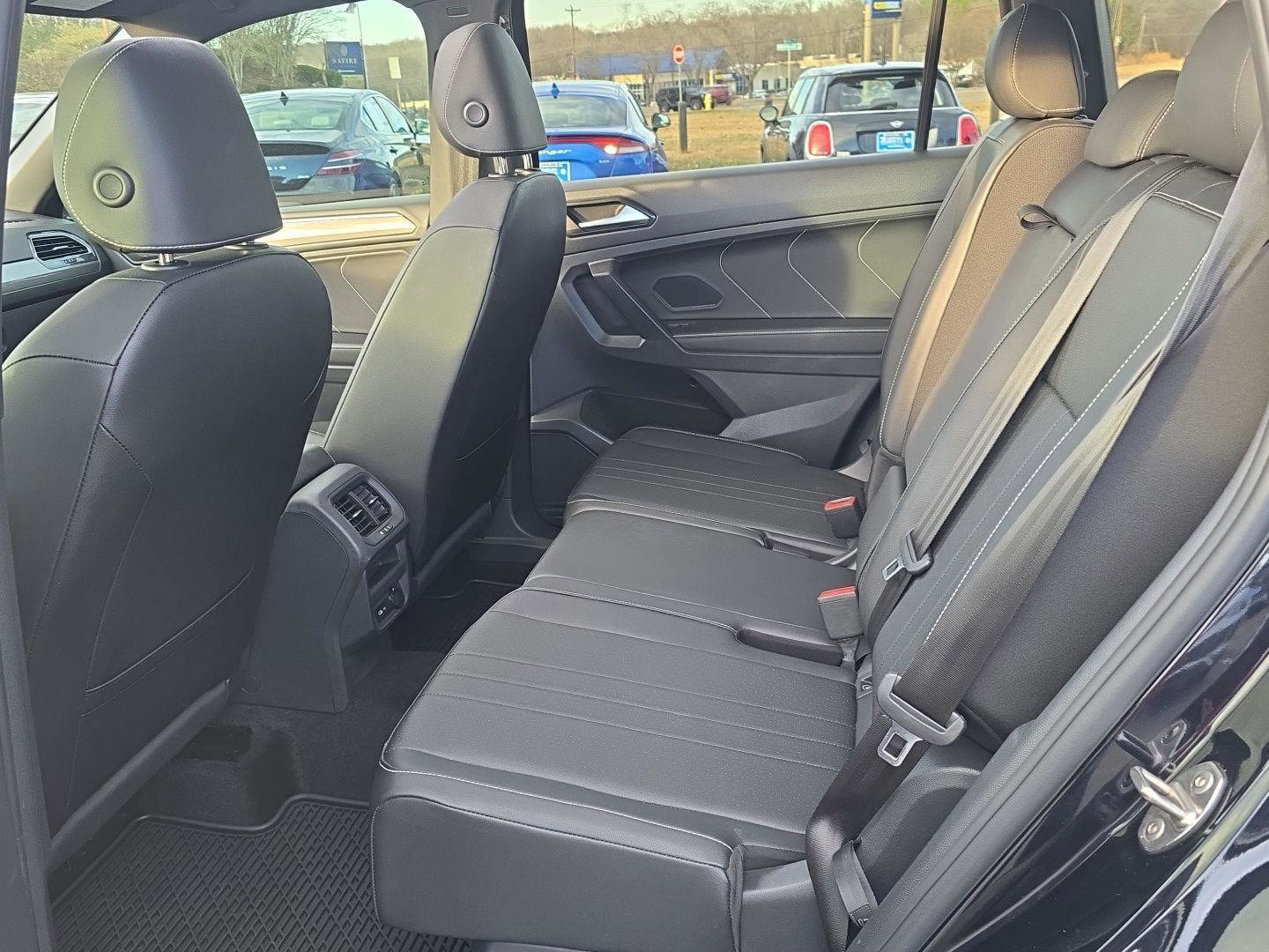 Used 2023 Volkswagen Tiguan SE R-Line image 11