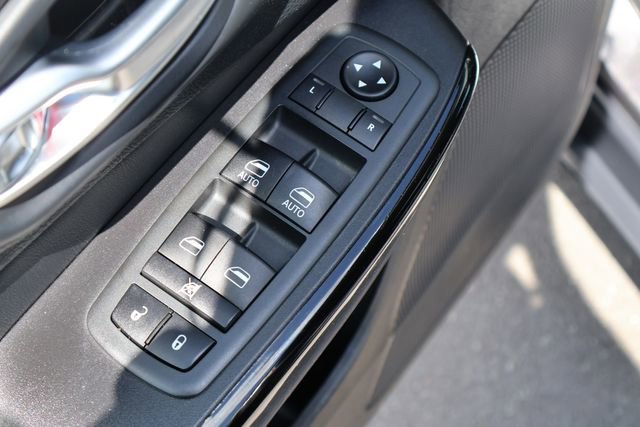 Used 2020 Jeep Cherokee Latitude Plus AWD/4WD image 19
