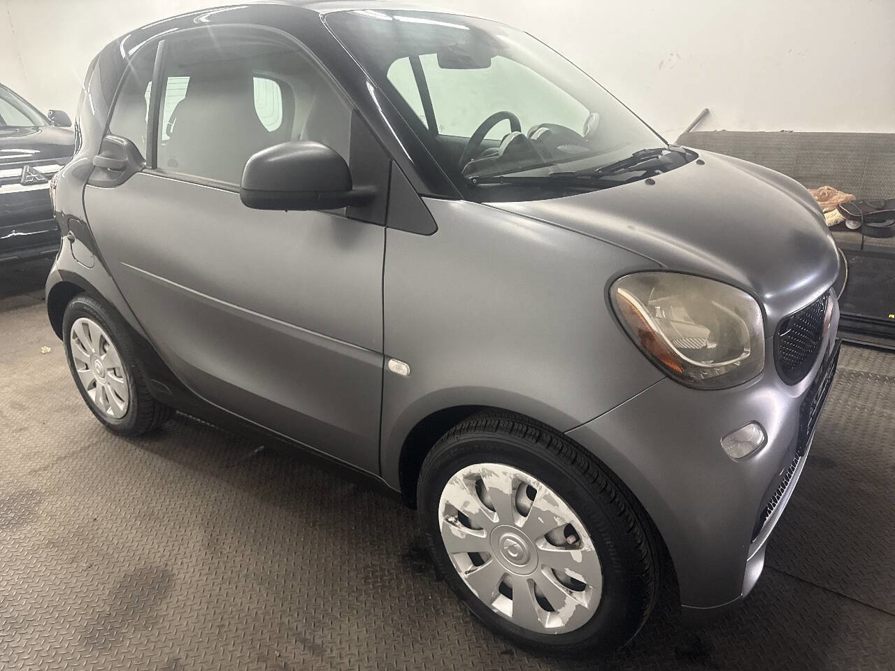 Used 2016 smart fortwo pure RWD image 2