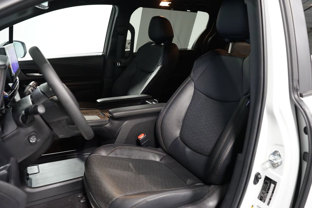 Used 2025 Toyota Sienna Limited image 28