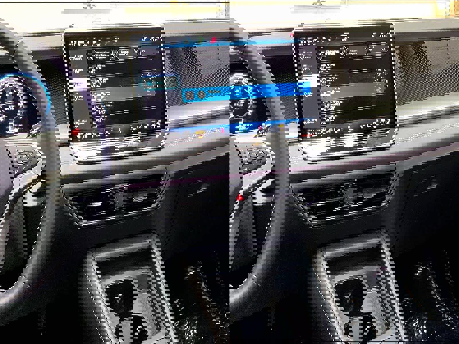 Used 2025 Volkswagen Tiguan SE w/ Panoramic Sunroof Package image 8