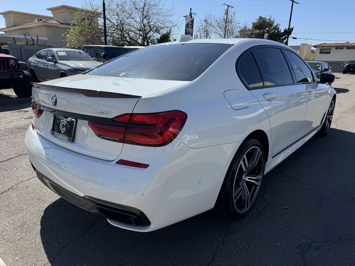 Used 2018 BMW 740i image 7