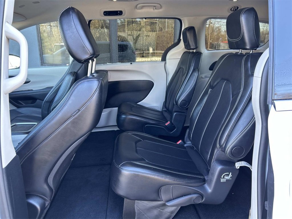 Used 2024 Chrysler Pacifica Touring-L image 12