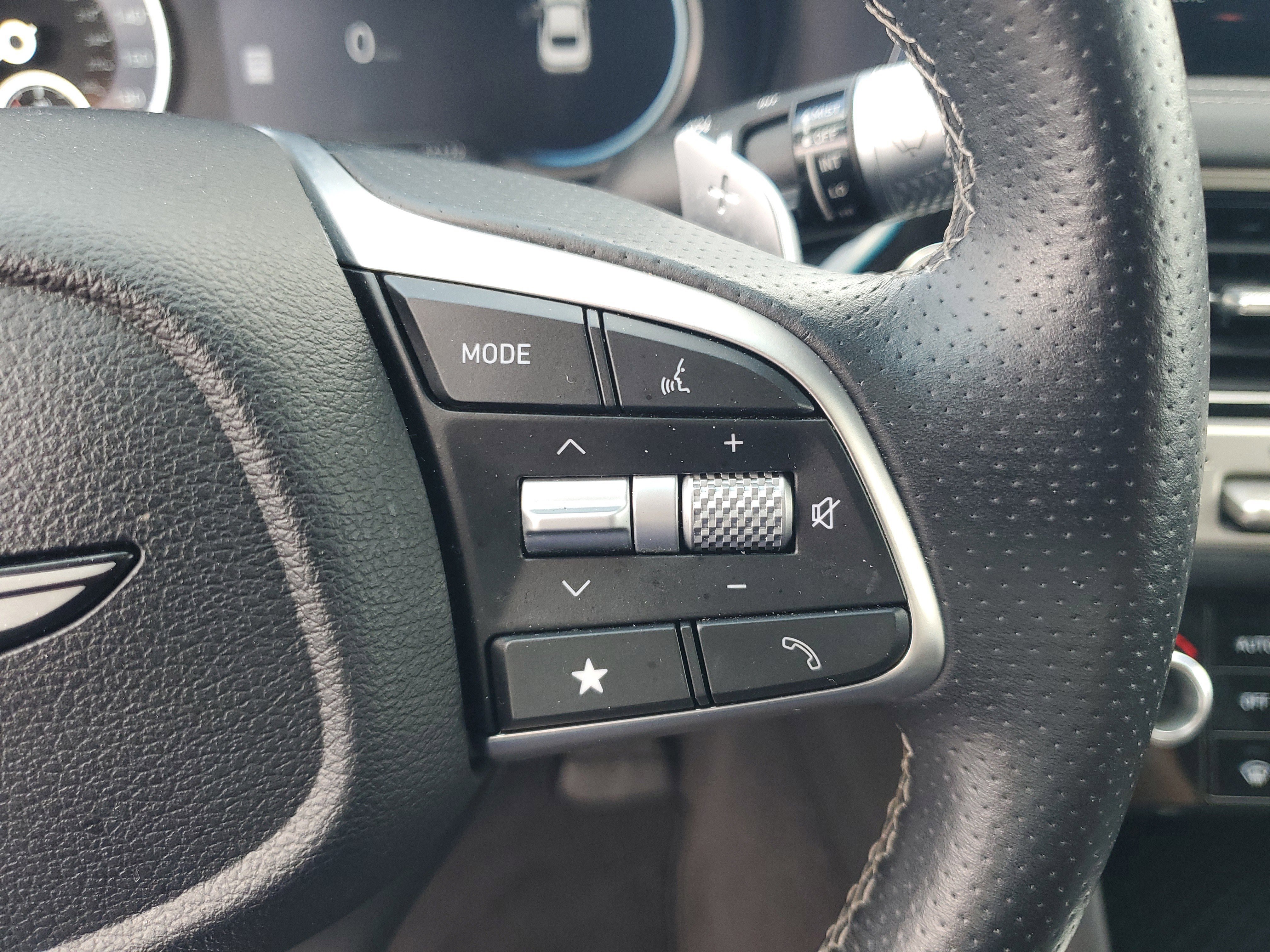 Used 2025 Genesis G70 2.5T image 18