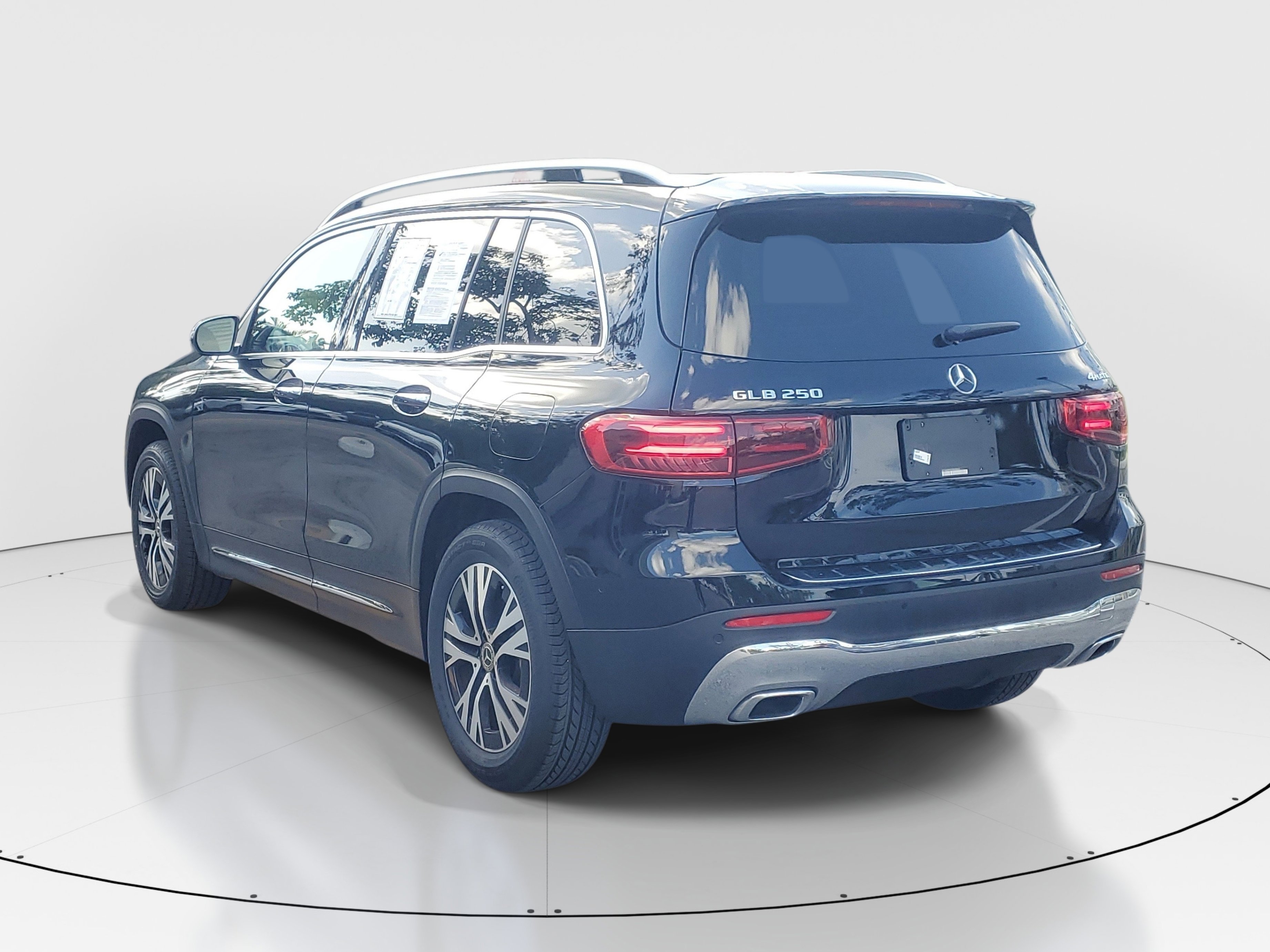 Used 2025 Mercedes-Benz GLB 250 4MATIC image 5