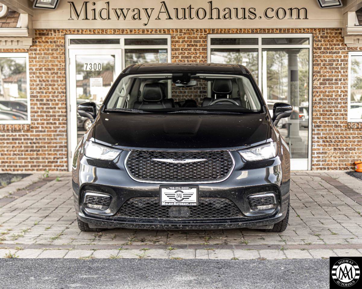 Used 2023 Chrysler Pacifica Touring-L FWD image 2