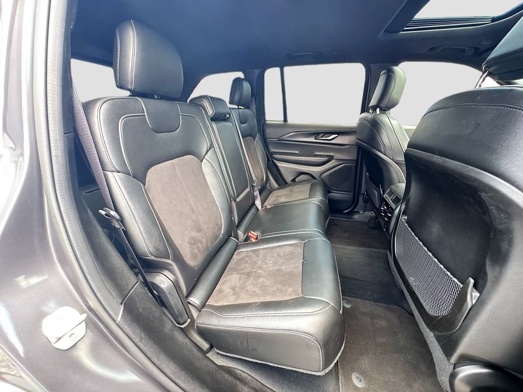Used 2024 Jeep Grand Cherokee Altitude RWD image 30