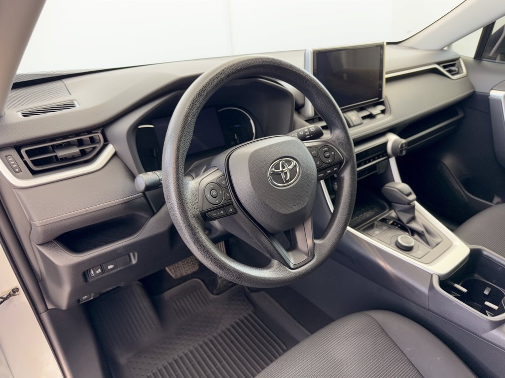 Used 2023 Toyota RAV4 LE AWD/4WD image 4