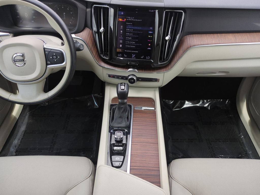 Used 2021 Volvo XC60 T6 Momentum AWD/4WD image 15
