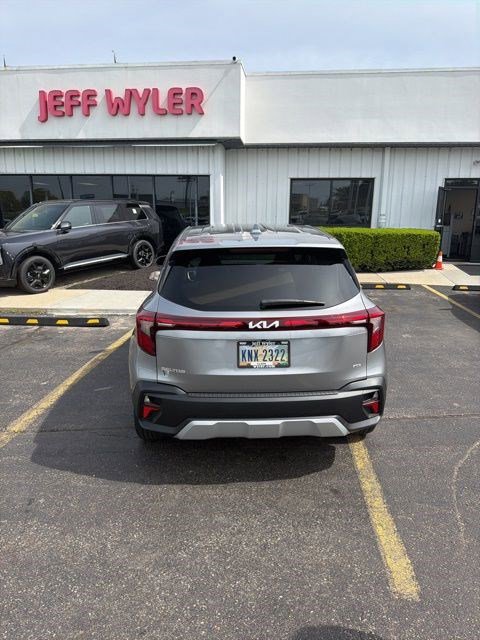 Used 2025 Kia Seltos LX AWD/4WD image 9