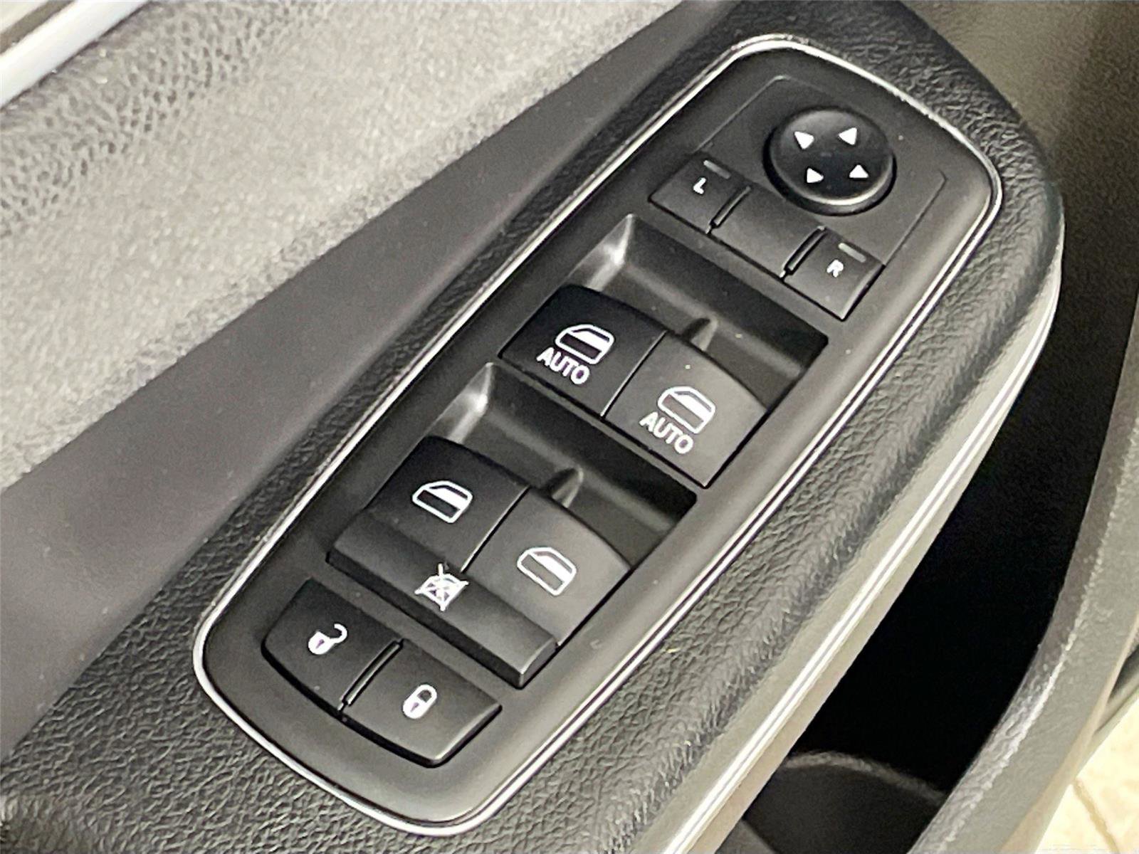 Used 2018 Chrysler 300 Touring image 18