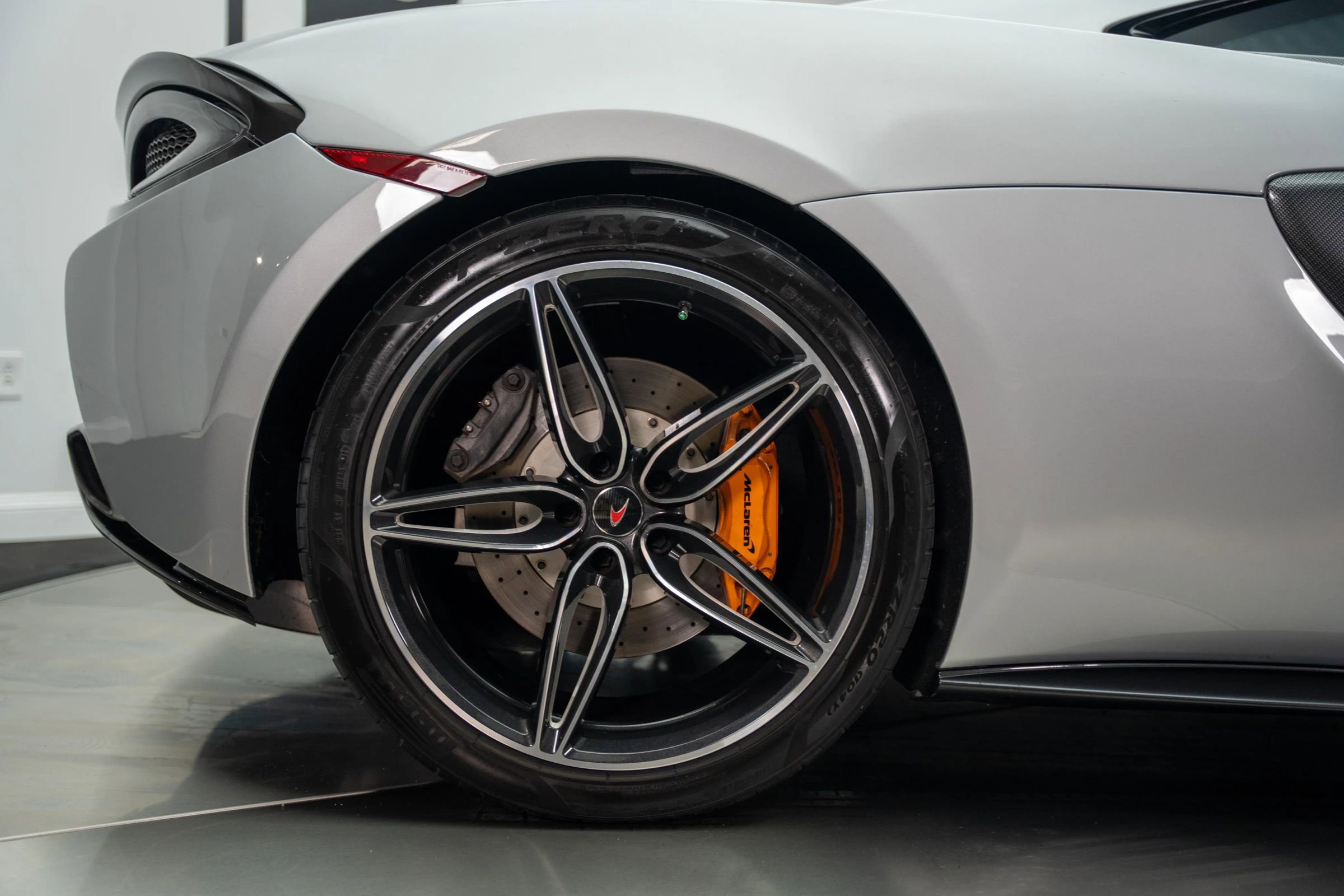 Used 2017 McLaren 570S image 22