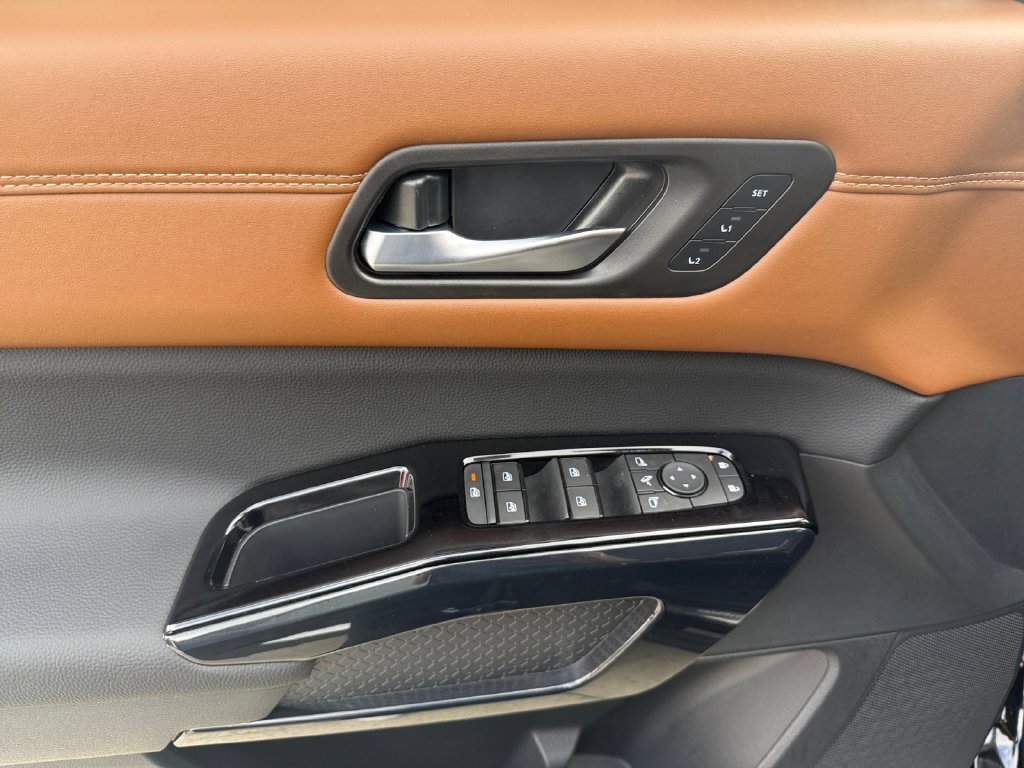 New 2026 Nissan Pathfinder Platinum w/ Lighting Package FWD image 11