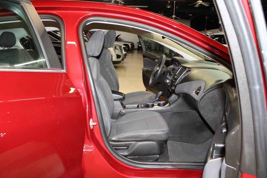 Used 2017 Chevrolet Cruze LT image 10