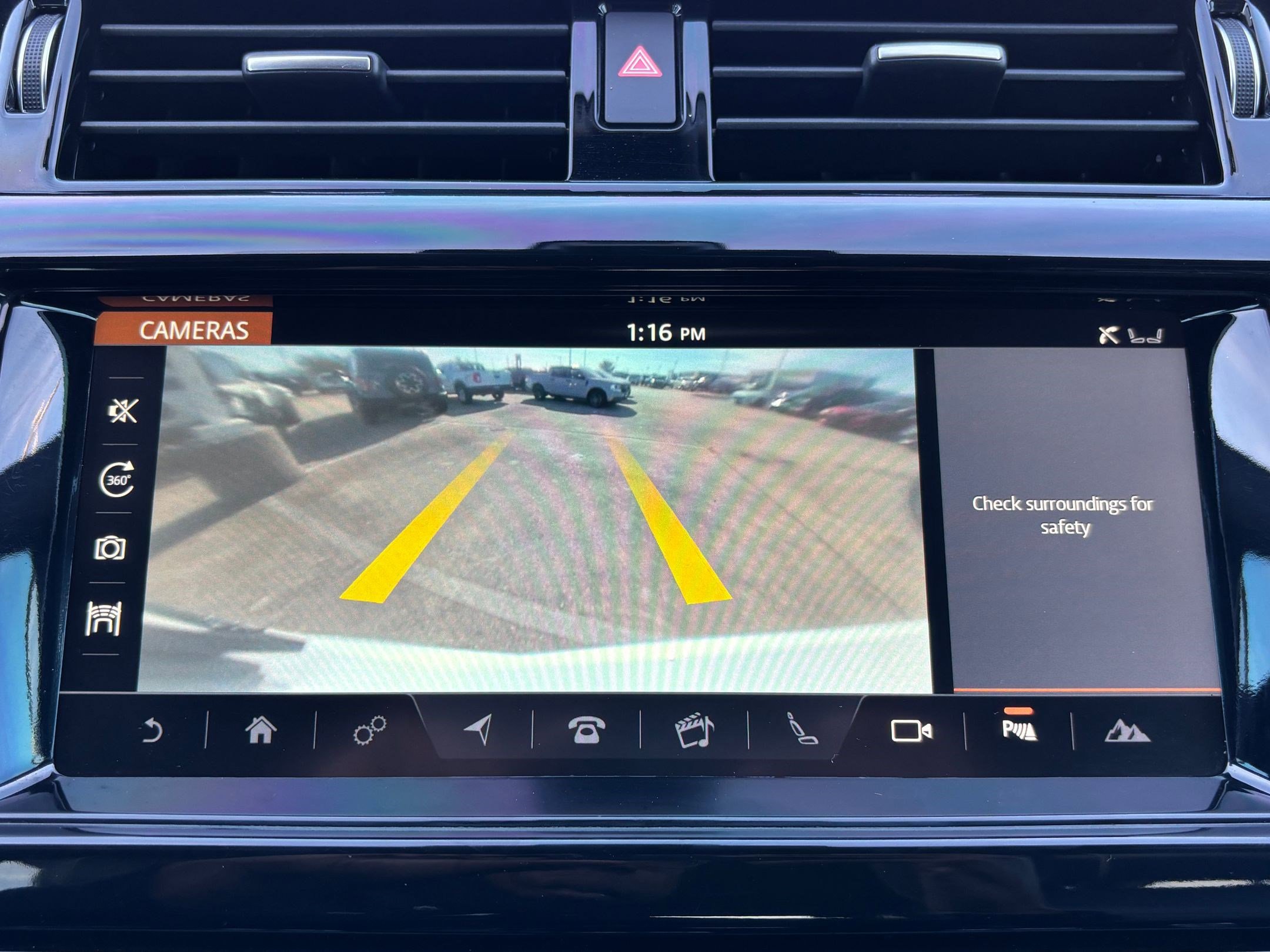 Used 2017 Land Rover Discovery HSE image 25