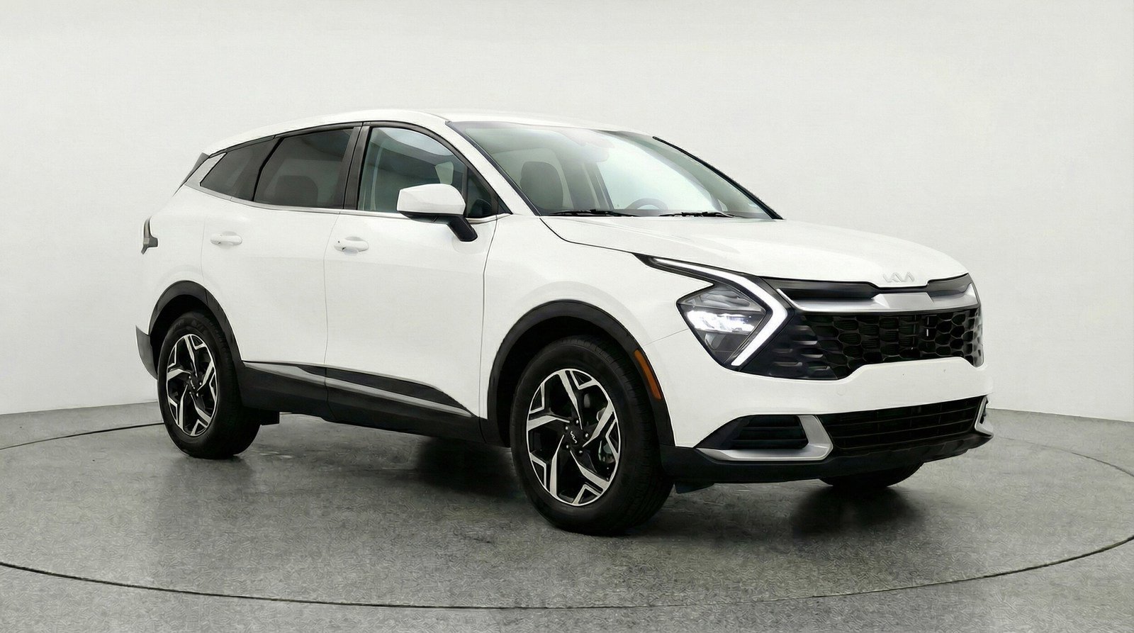 Used 2025 Kia Sportage LX image 1