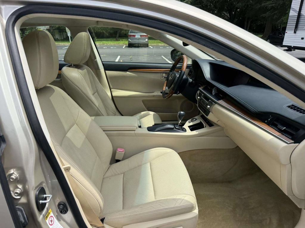 Used 2013 Lexus ES 300h w/ Luxury Pkg FWD image 14