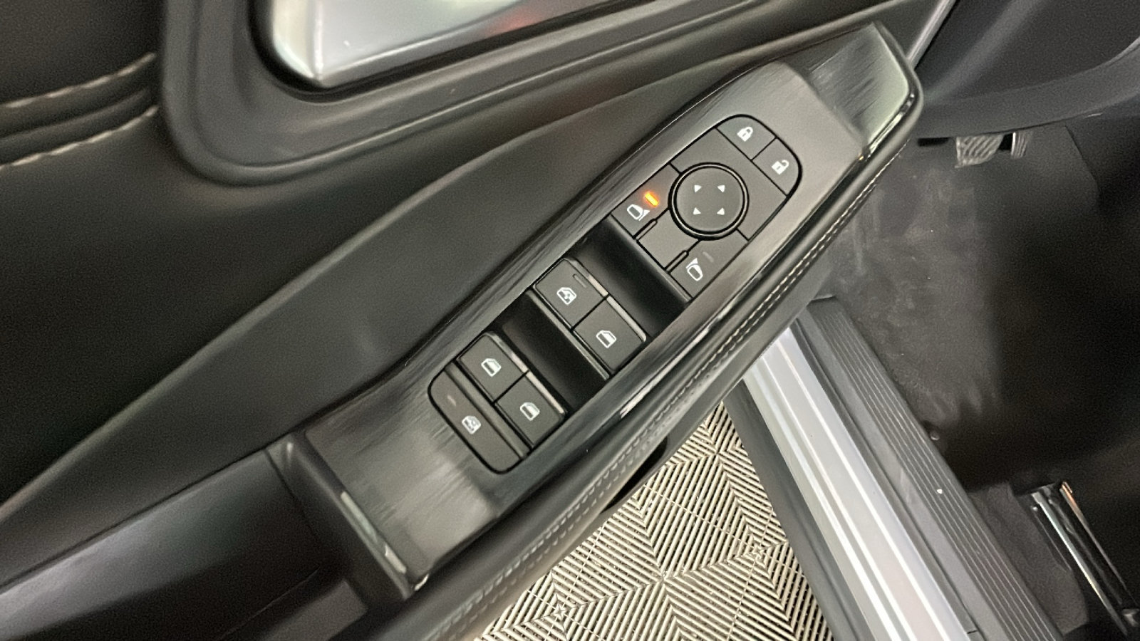 Used 2023 Nissan Rogue SV w/ SV Premium B Package AWD/4WD image 13