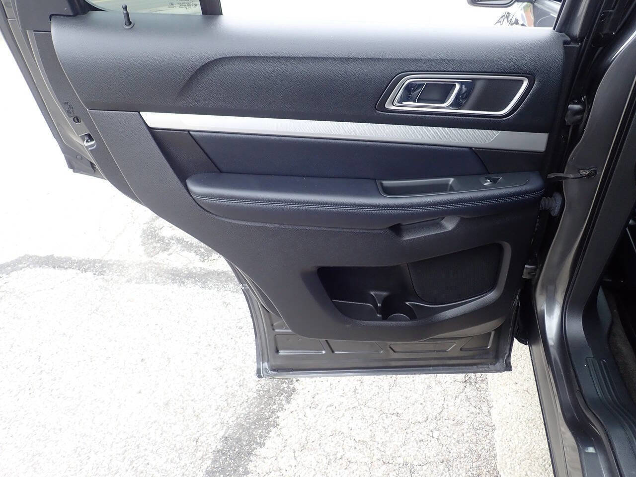 Used 2017 Ford Explorer XLT w/ Equipment Group 202A AWD/4WD image 14