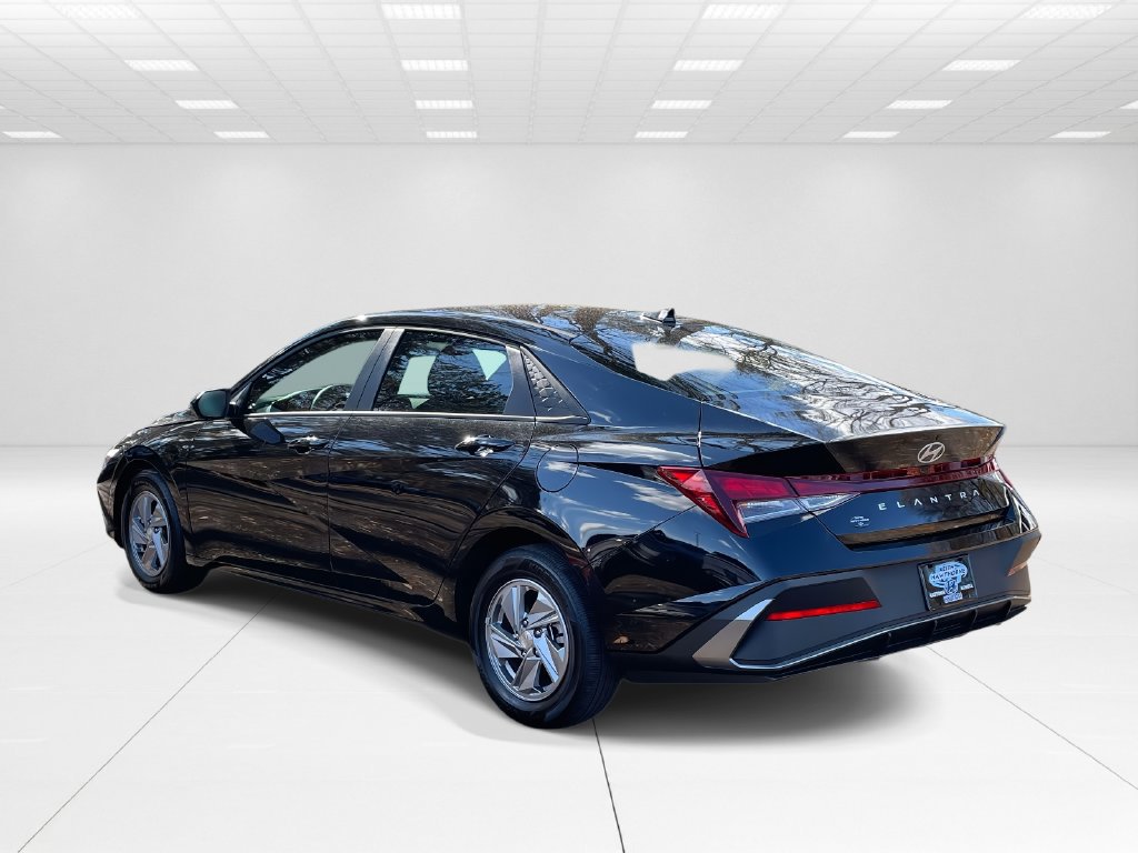 New 2025 Hyundai Elantra SE FWD image 4