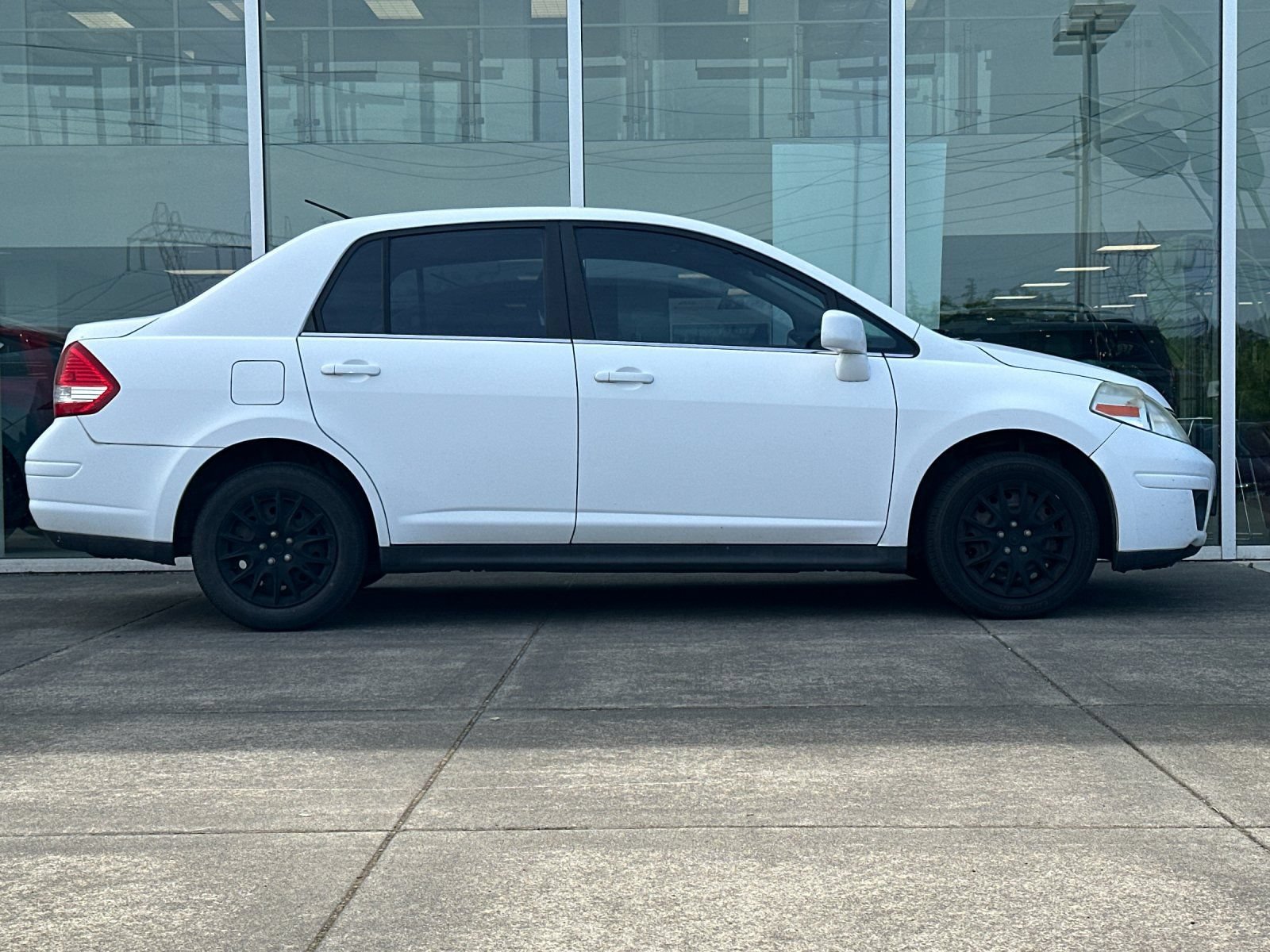 Used 2009 Nissan Versa 1.8 S FWD image 2