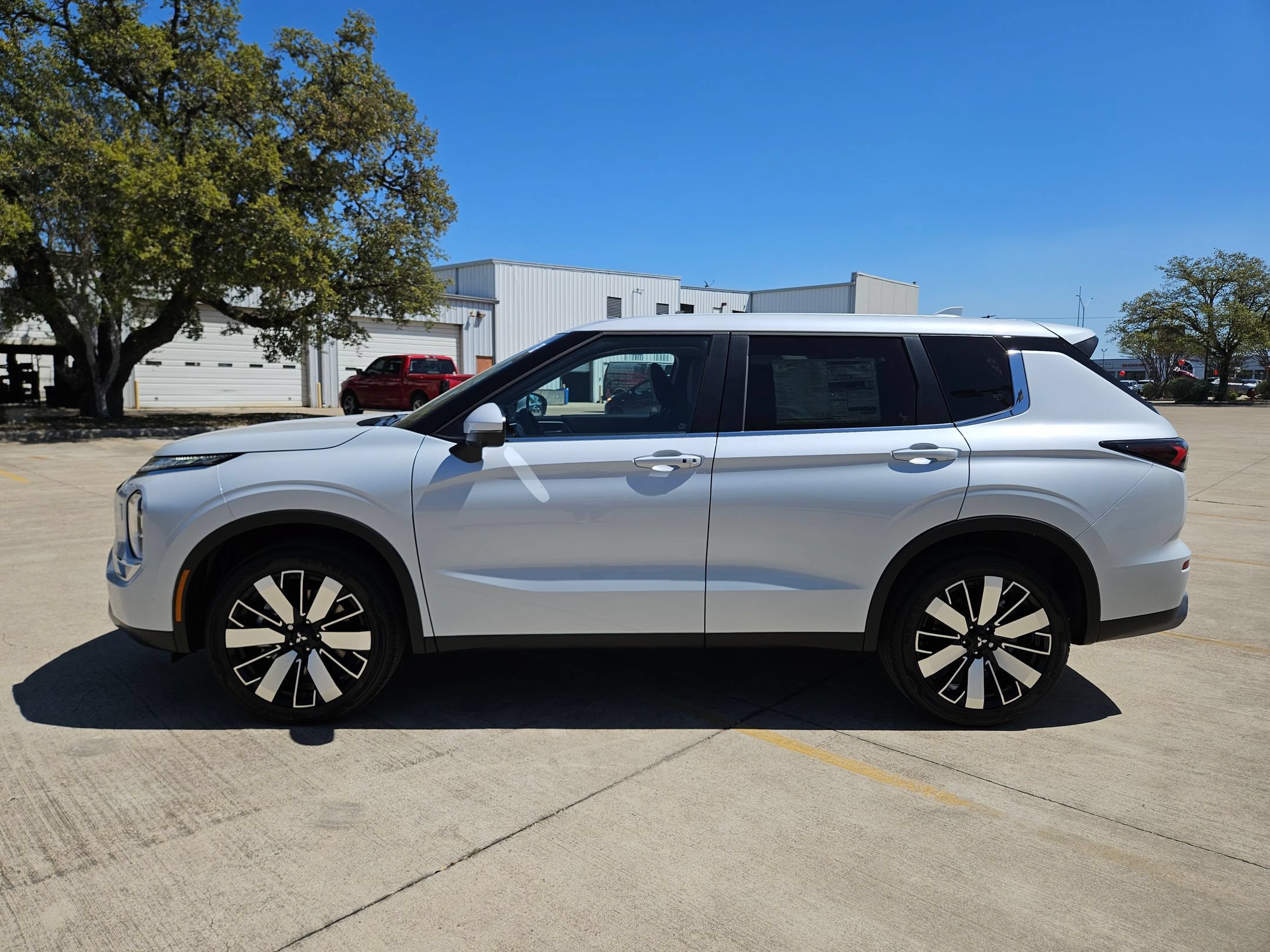 New 2026 Mitsubishi Outlander SE AWD/4WD image 2
