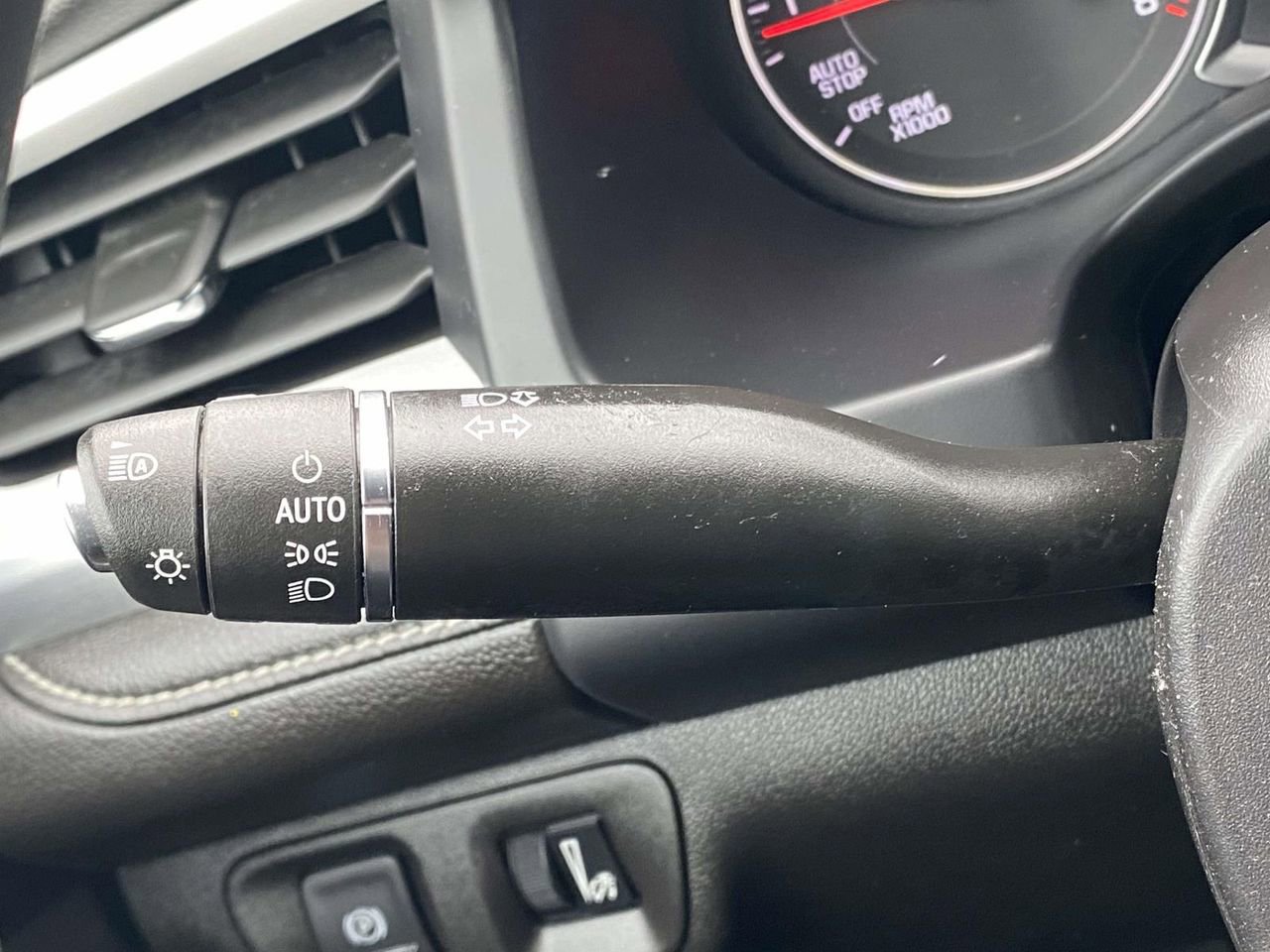 Used 2023 GMC Acadia SLE image 21