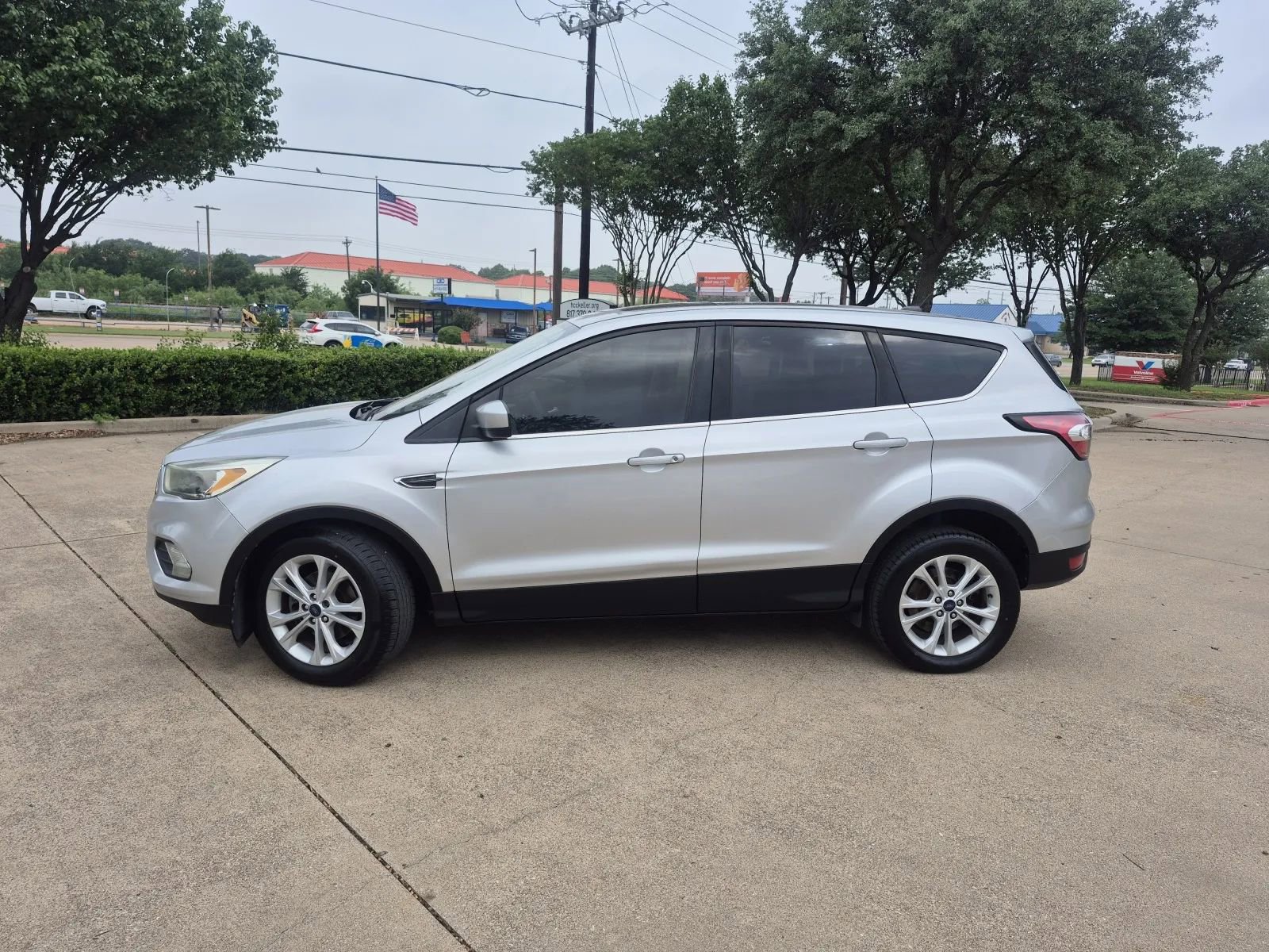 Used 2017 Ford Escape SE w/ SE Cold Weather Package FWD image 2