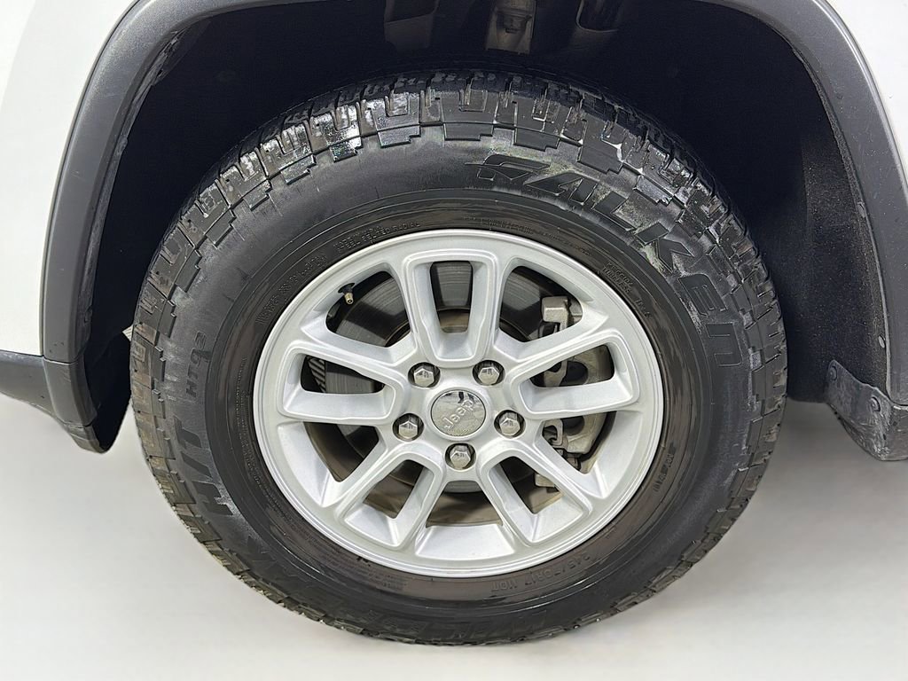 Used 2020 Jeep Grand Cherokee Laredo image 28