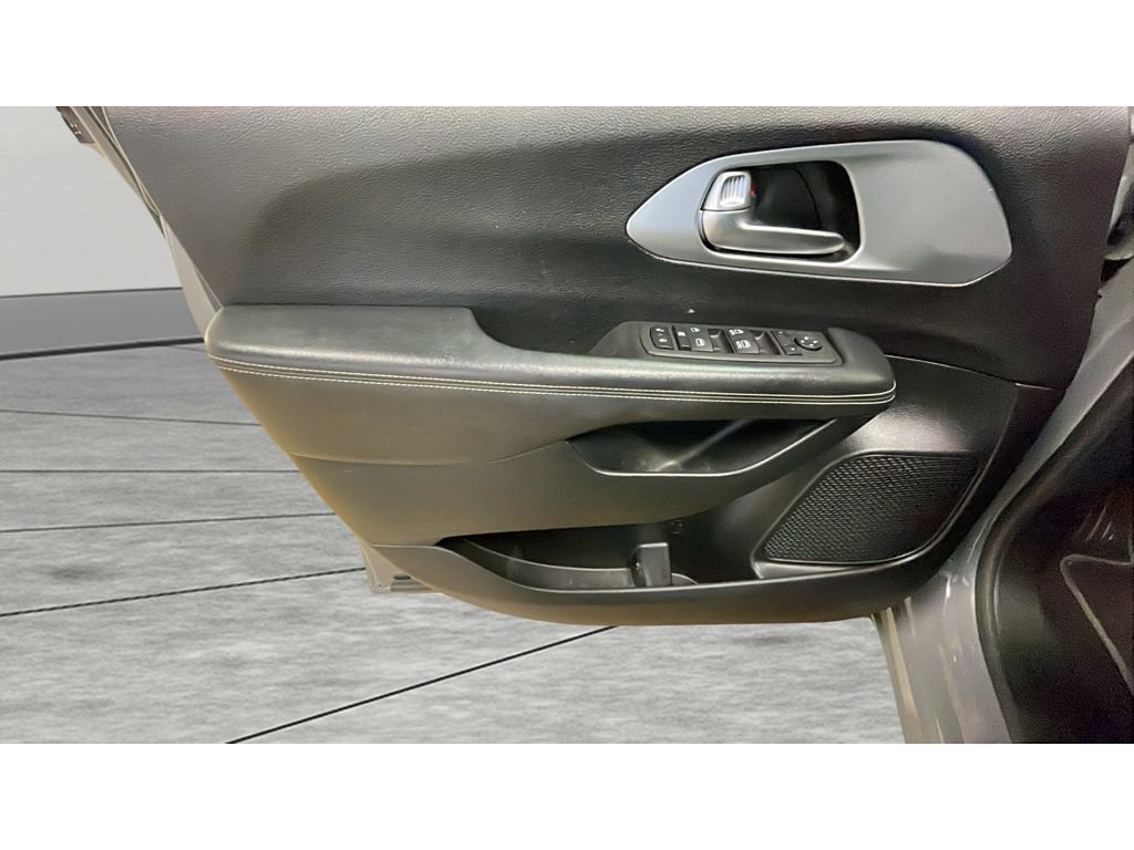 Used 2023 Chrysler Pacifica Touring image 9