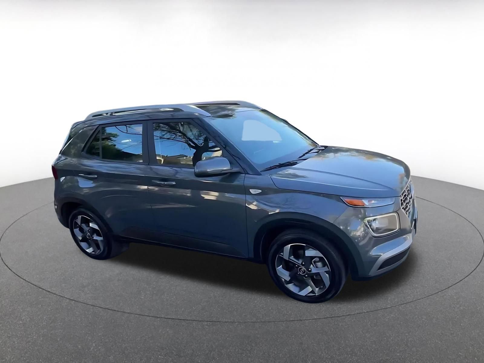Used 2025 Hyundai Venue SEL video 2