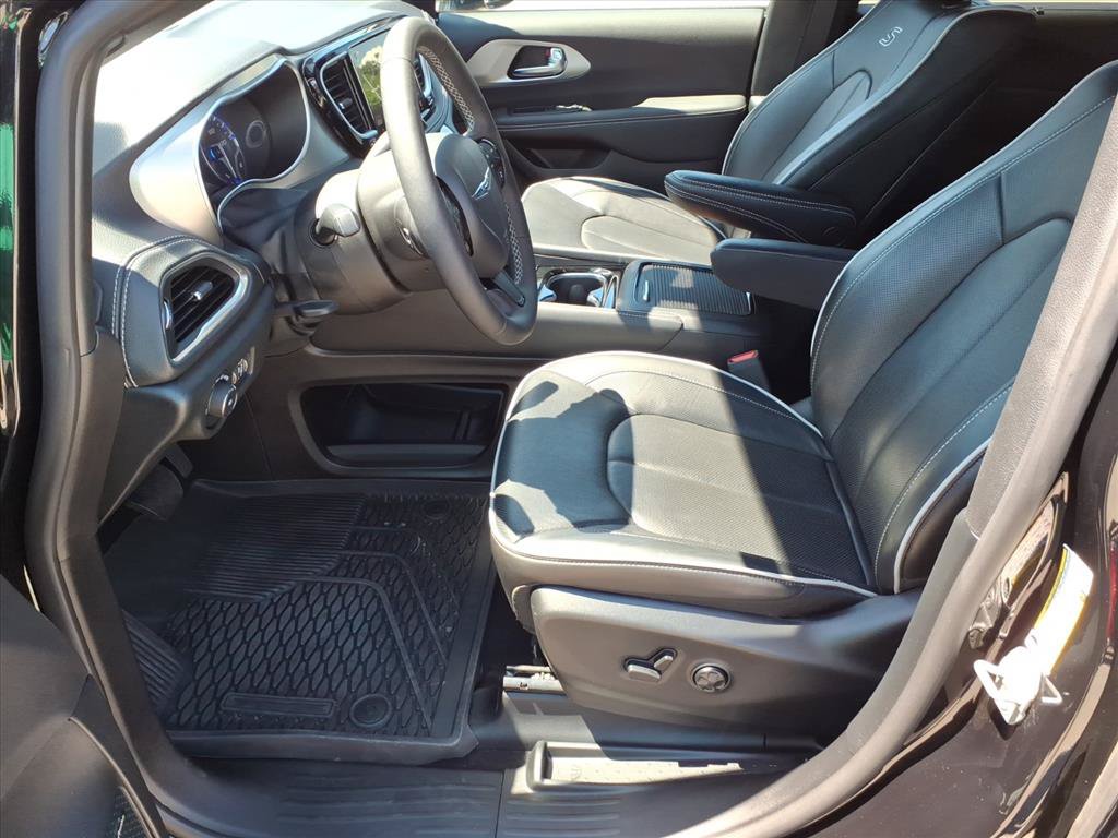 Used 2024 Chrysler Pacifica Limited w/ Uconnect Theater Family Group AWD/4WD image 12