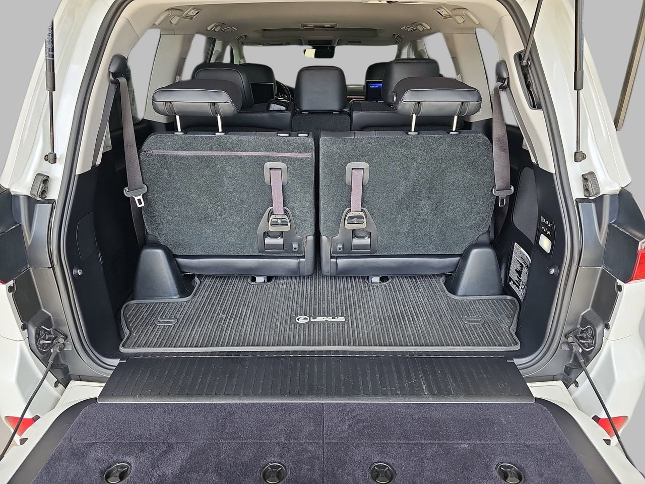 Used 2016 Lexus LX 570 4WD w/ Luxury Package image 16