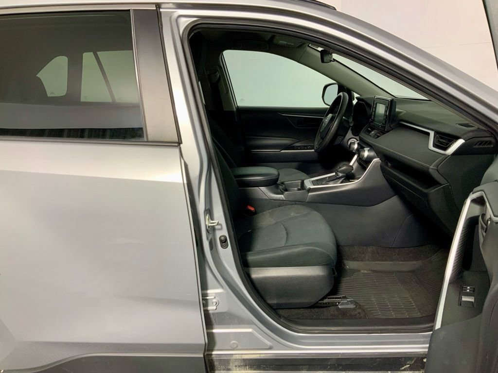 Used 2021 Toyota RAV4 LE image 32
