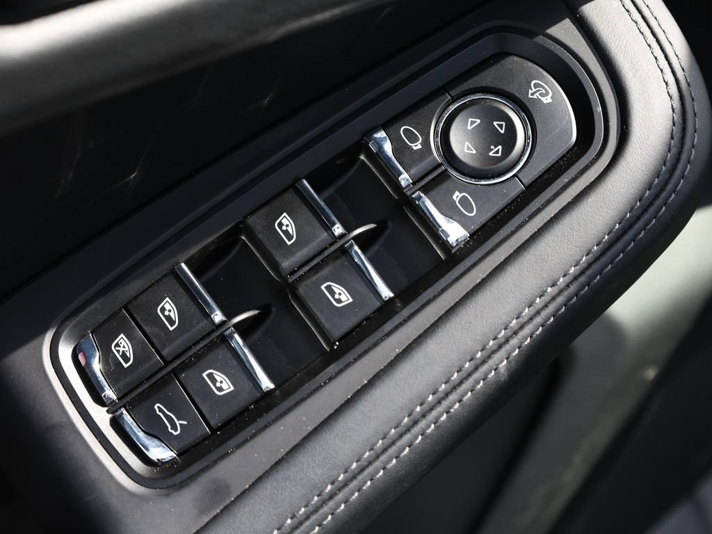 Used 2025 Porsche Macan Turbo AWD/4WD image 11
