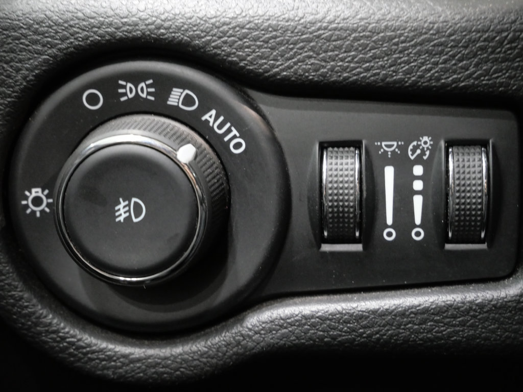 Used 2025 Chrysler Pacifica Select FWD image 14