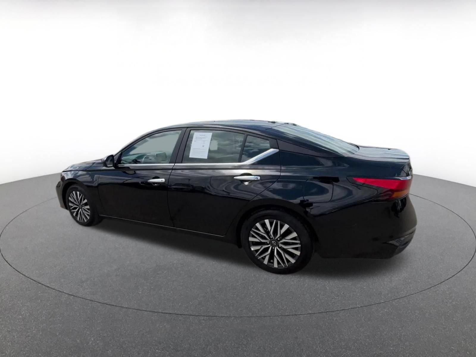 Used 2025 Nissan Altima 2.5 SV FWD image 10