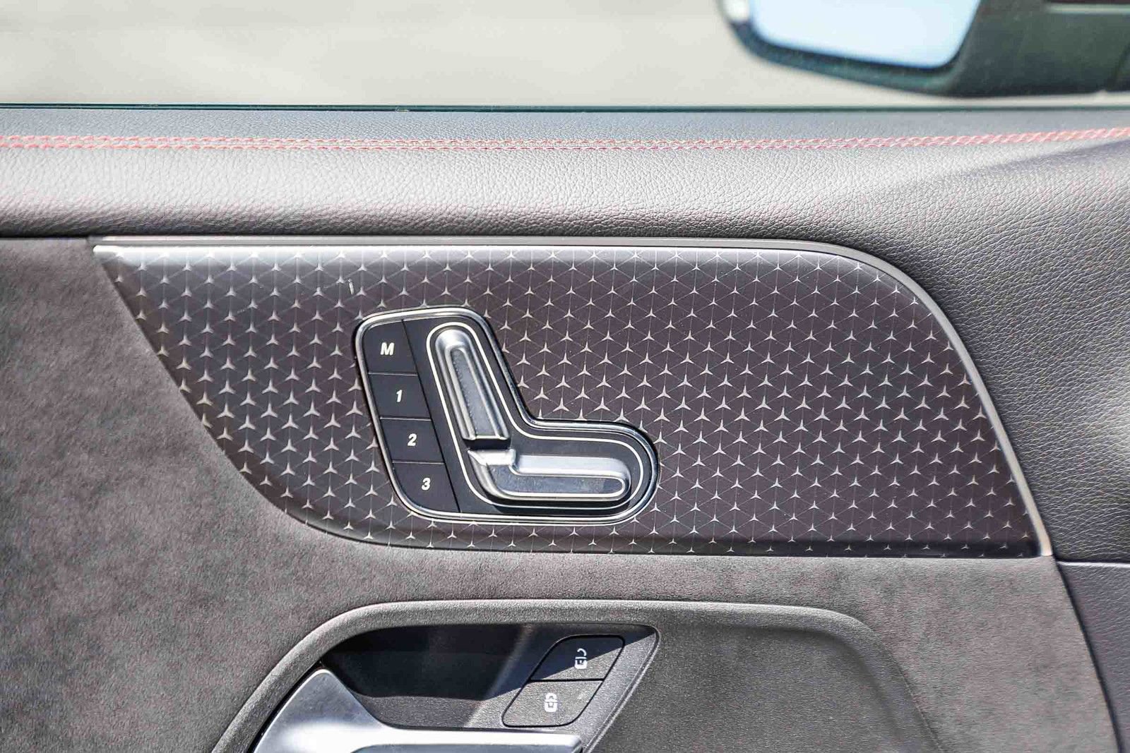 Used 2024 Mercedes-Benz EQB 300 4MATIC image 22