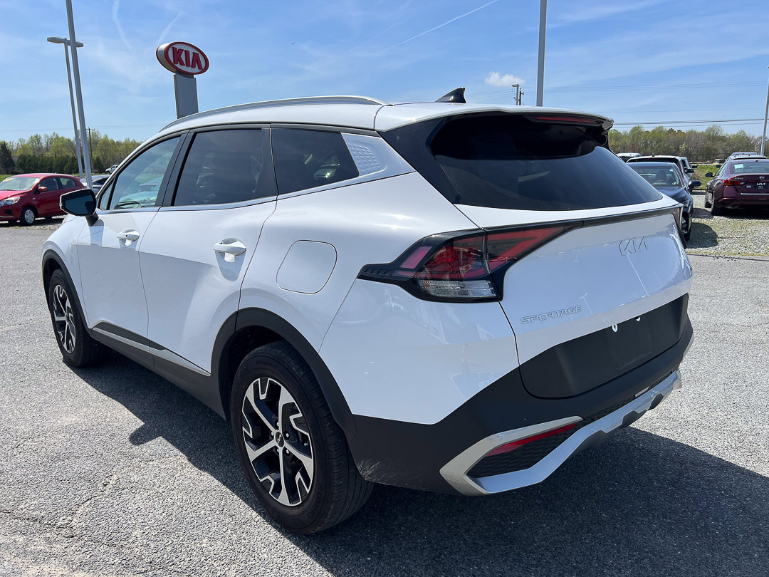 Used 2023 Kia Sportage EX image 3