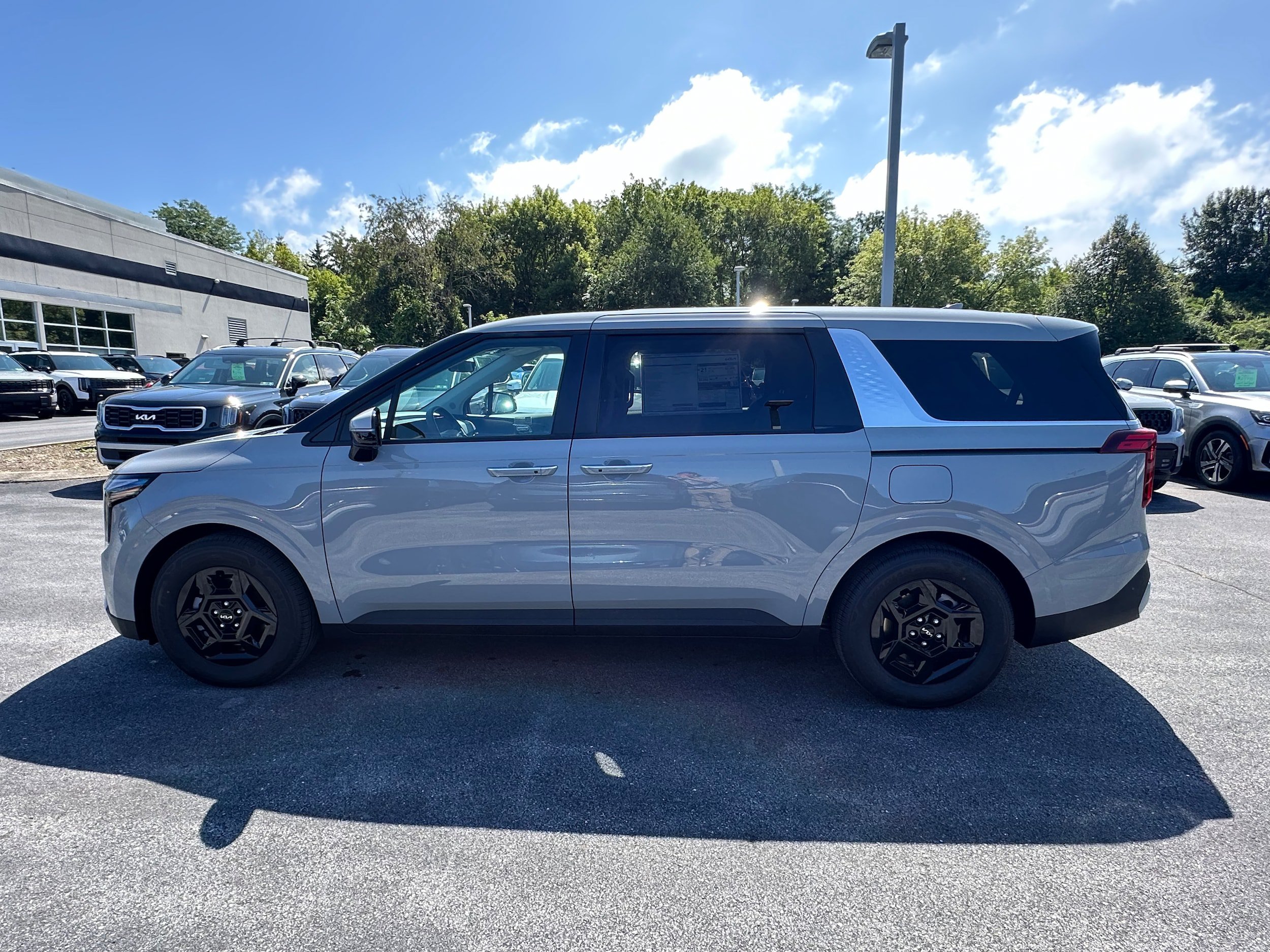 New 2027 Kia Carnival FWD image 8
