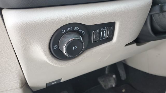 Certified 2024 Chrysler Pacifica Touring-L FWD image 9