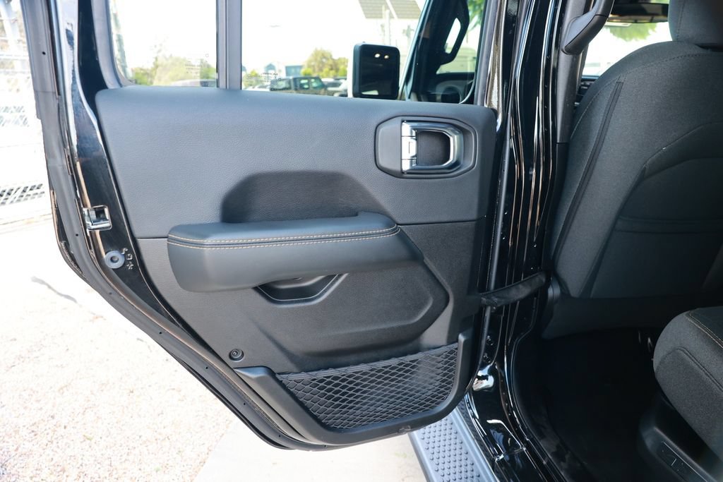 Used 2025 Jeep Wrangler Unlimited Sahara AWD/4WD image 39