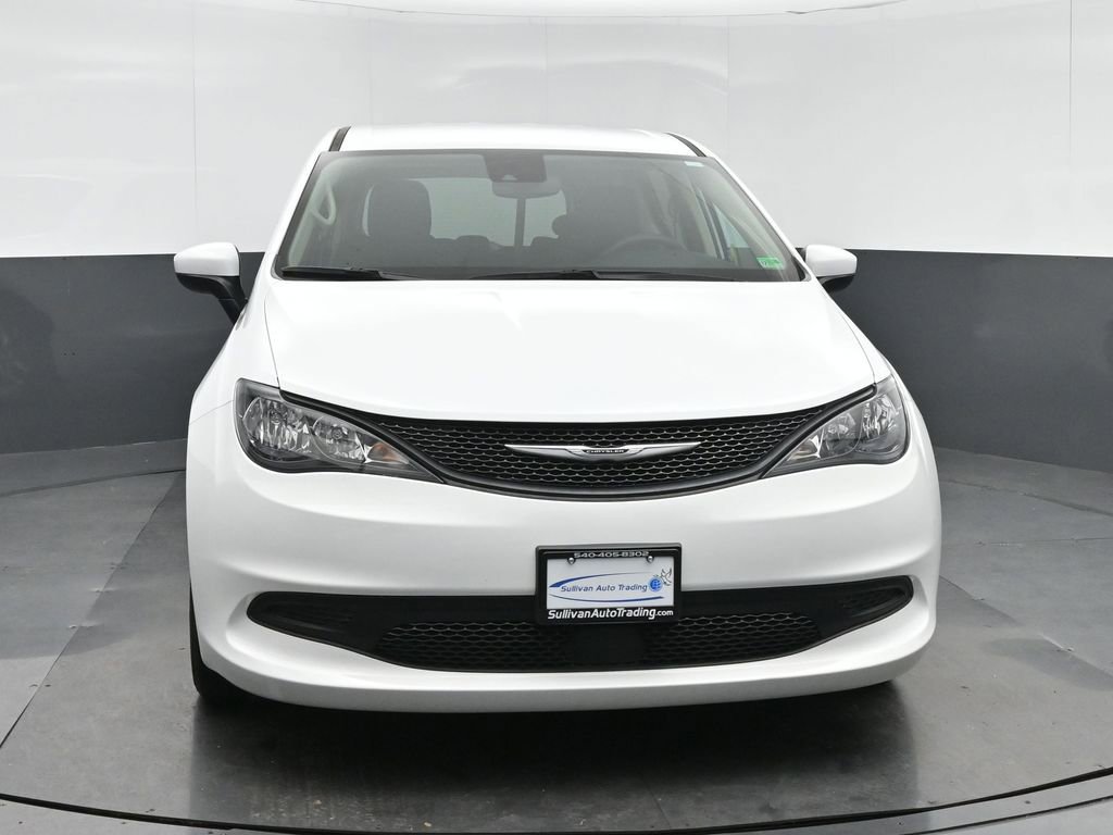 Used 2023 Chrysler Voyager LX image 2