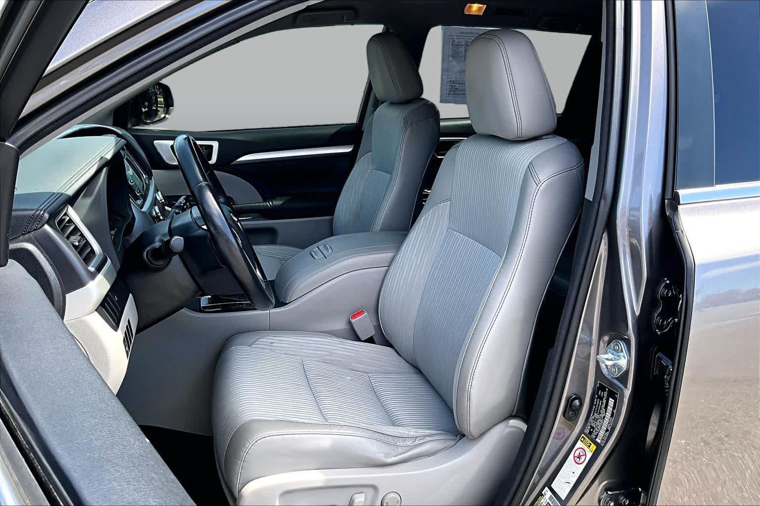Used 2015 Toyota Highlander Plus FWD image 7