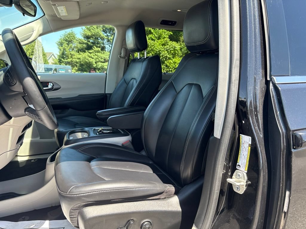 Used 2023 Chrysler Pacifica Touring-L FWD image 9