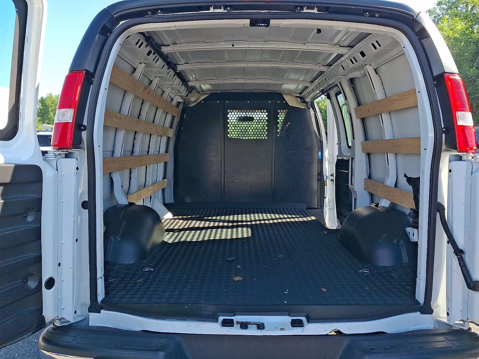 Certified 2025 GMC Savana 2500 w/ Driver Convenience Package RWD image 28