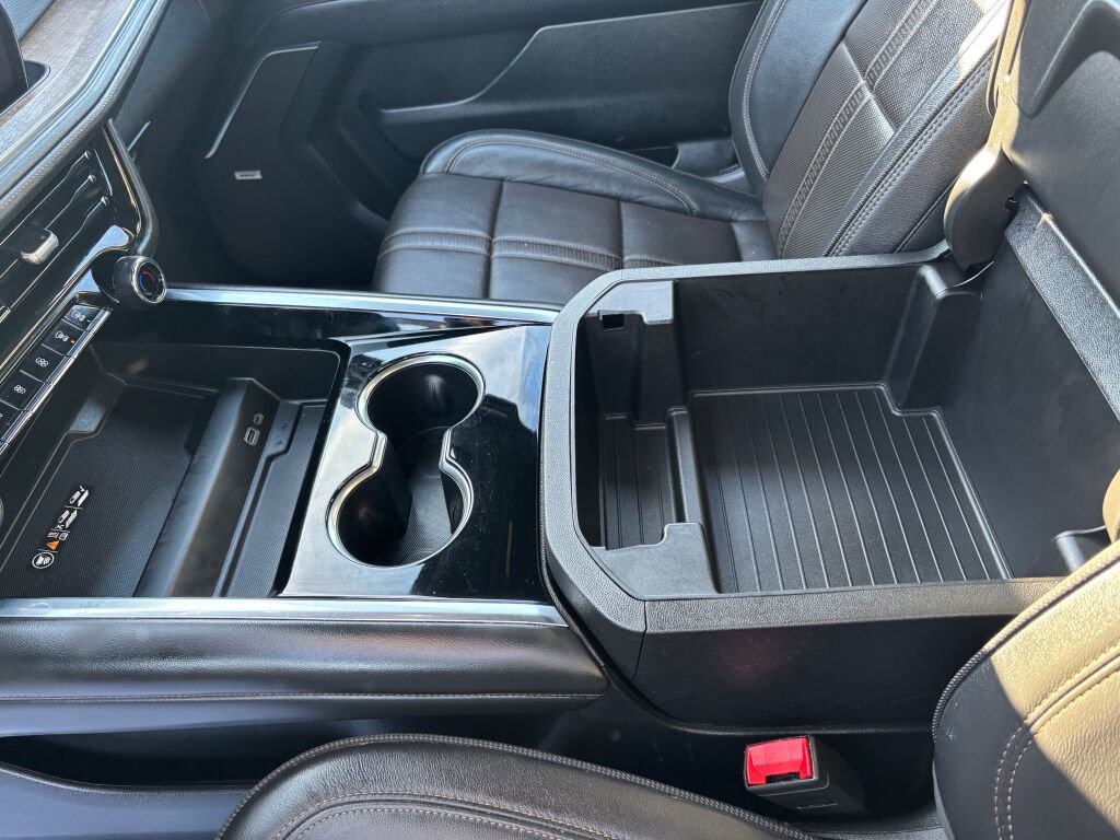 Used 2025 Chevrolet Suburban High Country image 17